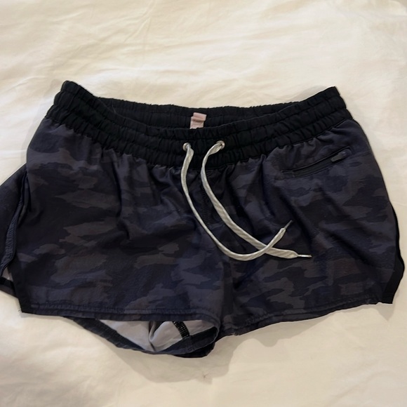 Vuori Clementine Camo Athletic Short Medium 2.5 inseam - Picture 1 of 3